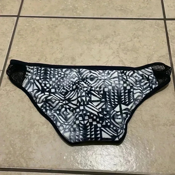 Gossip Bikini Bottom Size M - Picture 2 of 6
